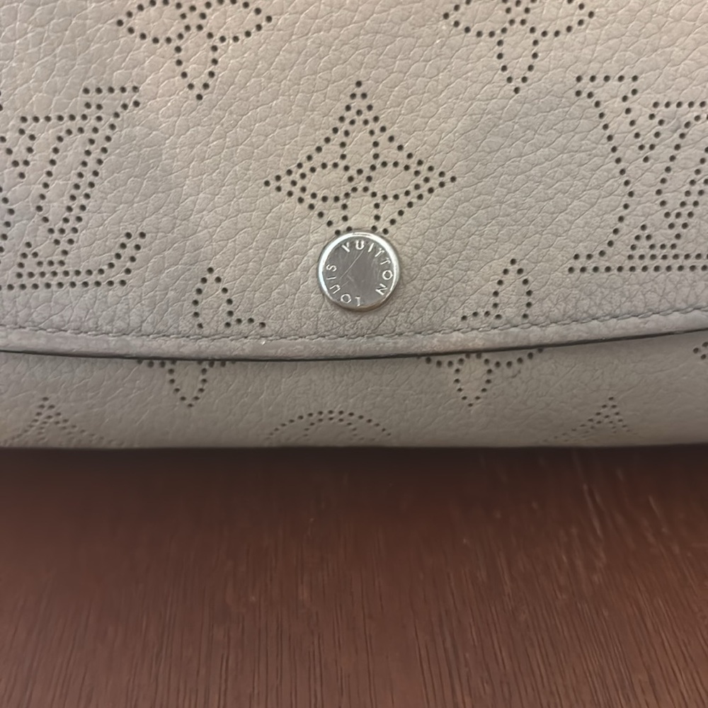 Louis Vuitton Mahina Snappy Wallet , Taupe - Picture 3 of 8